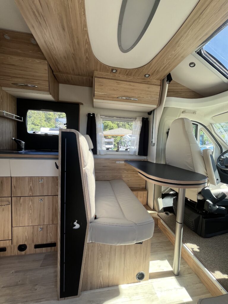 Bavaria T706 Cama Central e Basculante