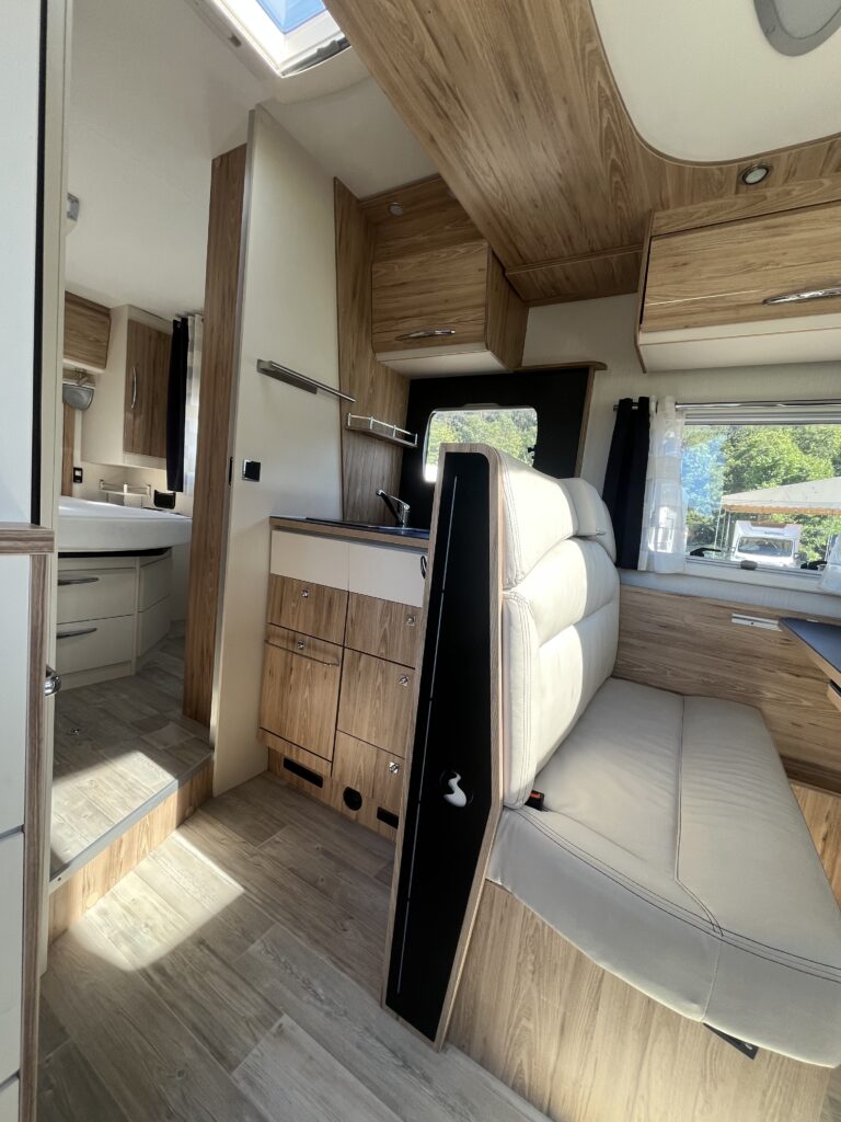 Bavaria T706 Cama Central e Basculante