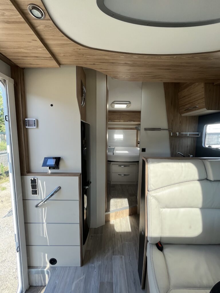 Bavaria T706 Cama Central e Basculante