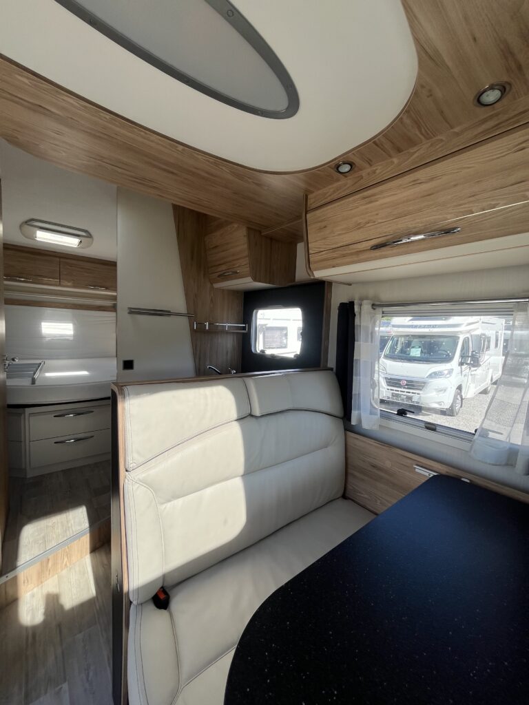 Bavaria T706 Cama Central e Basculante