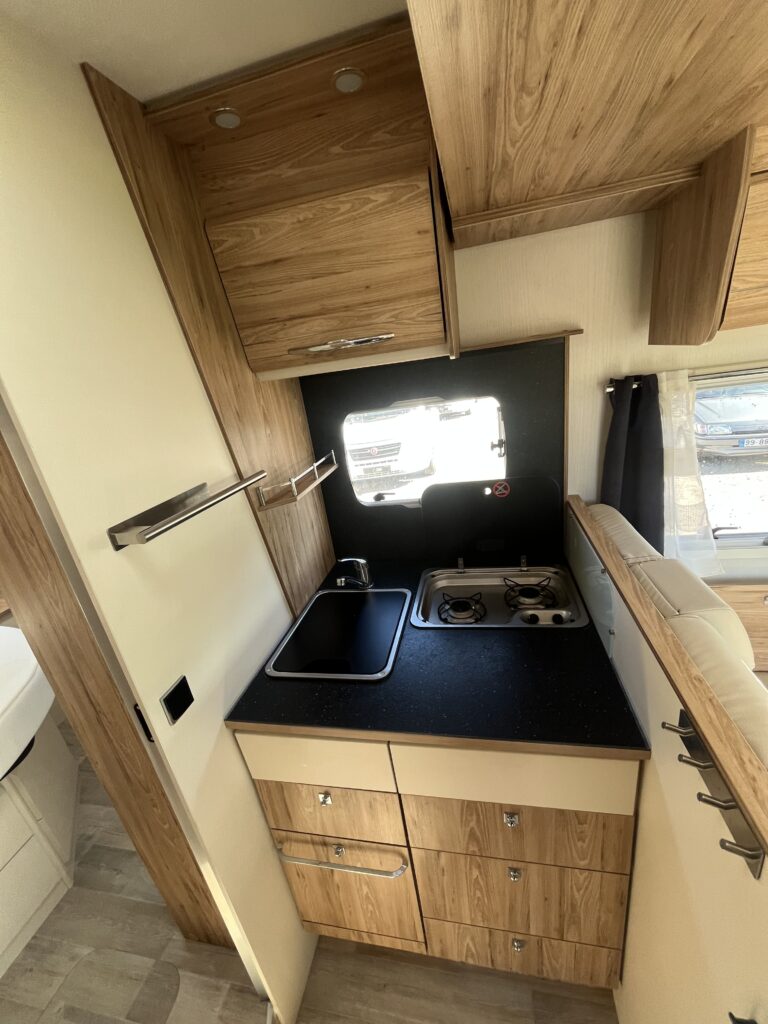 Bavaria T706 Cama Central e Basculante
