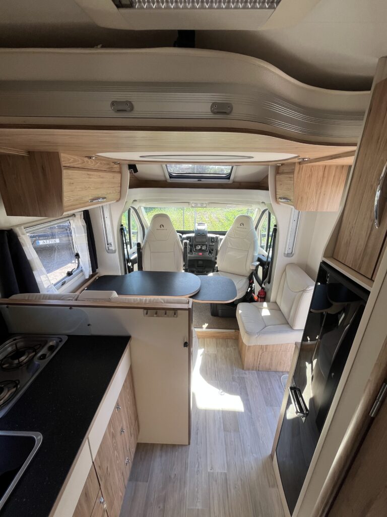 Bavaria T706 Cama Central e Basculante