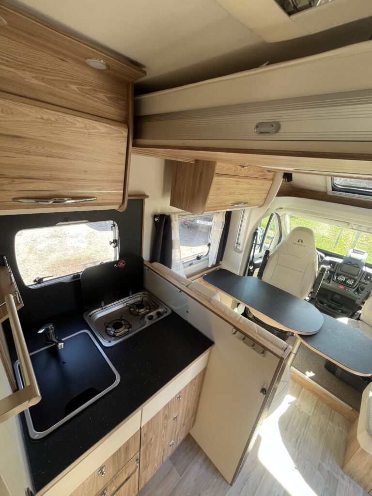 Bavaria T706 Cama Central e Basculante