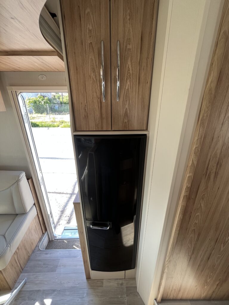 Bavaria T706 Cama Central e Basculante