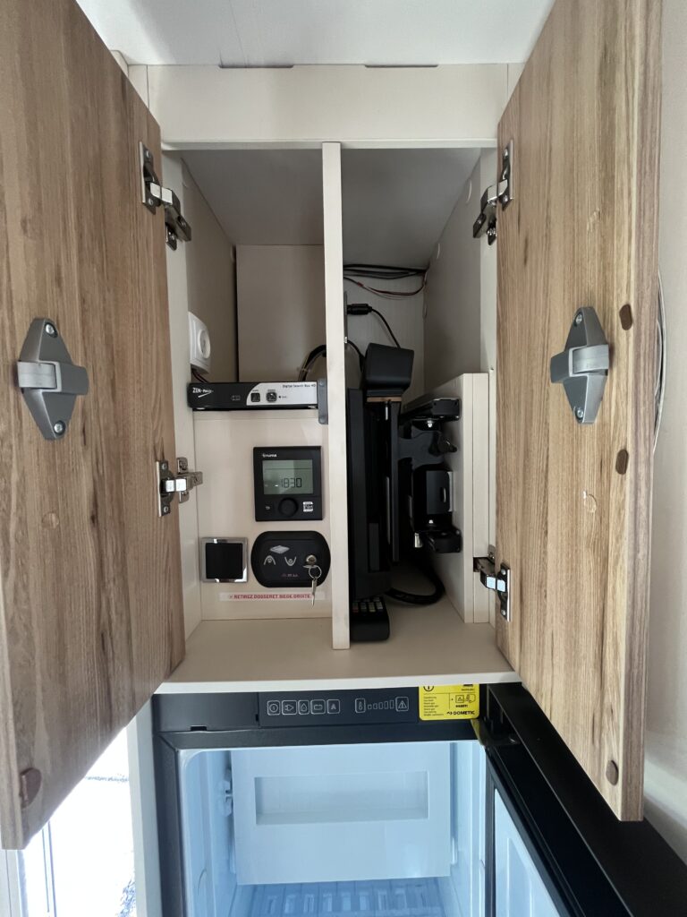 Bavaria T706 Cama Central e Basculante