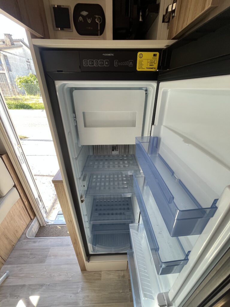 Bavaria T706 Cama Central e Basculante