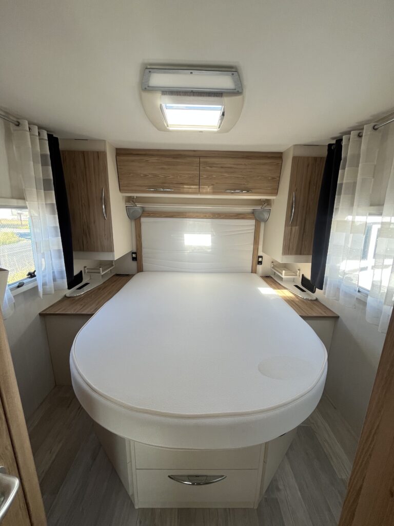 Bavaria T706 Cama Central e Basculante