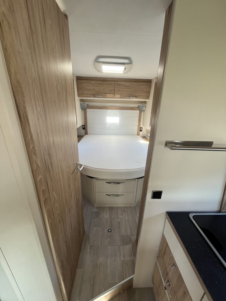 Bavaria T706 Cama Central e Basculante