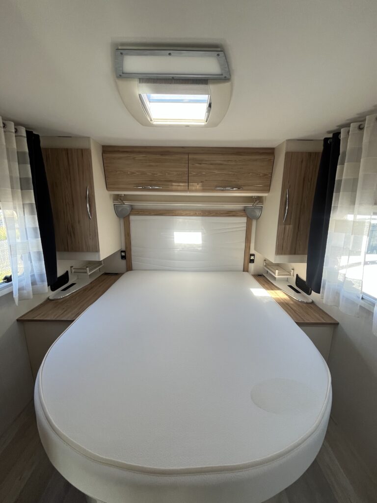 Bavaria T706 Cama Central e Basculante