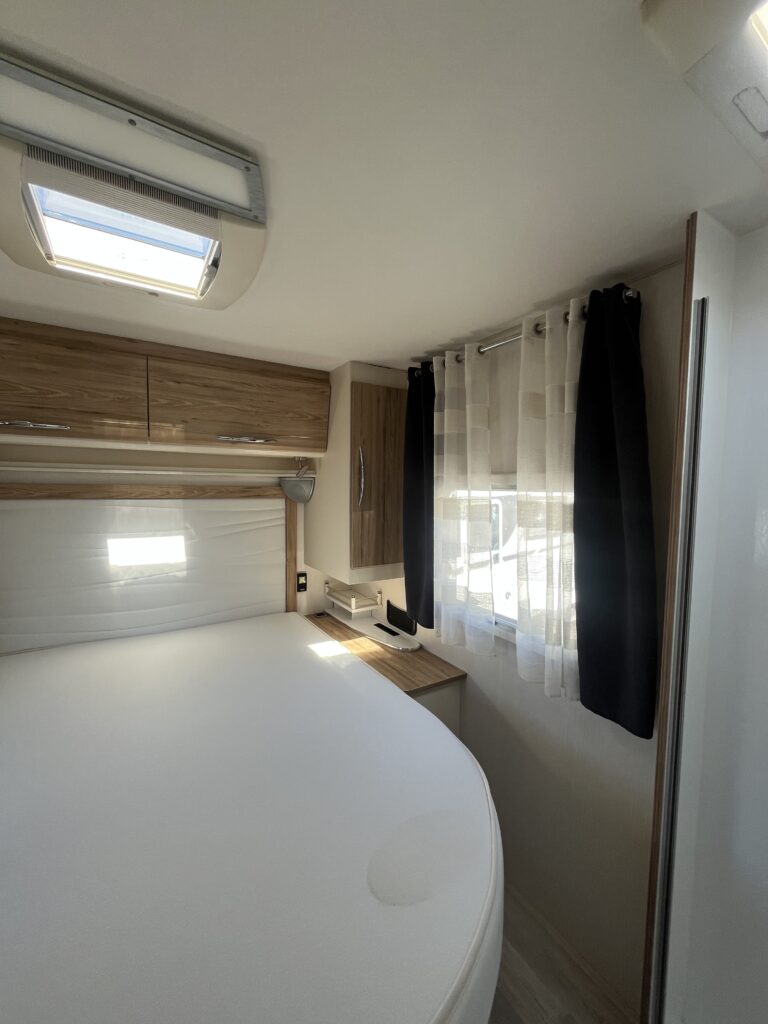 Bavaria T706 Cama Central e Basculante