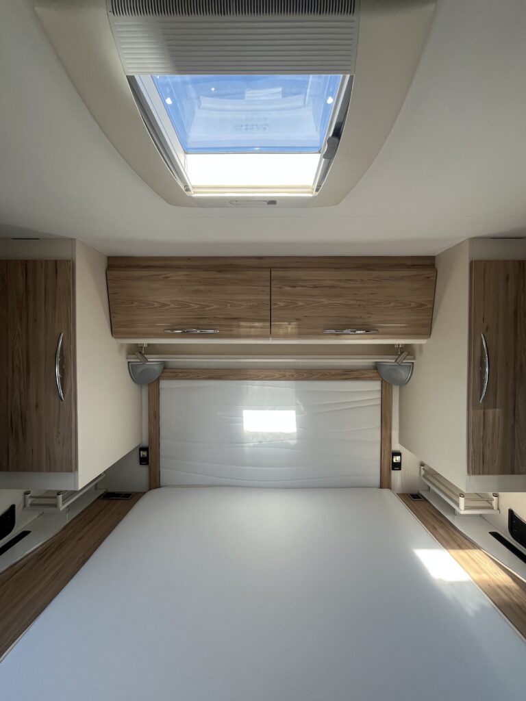 Bavaria T706 Cama Central e Basculante
