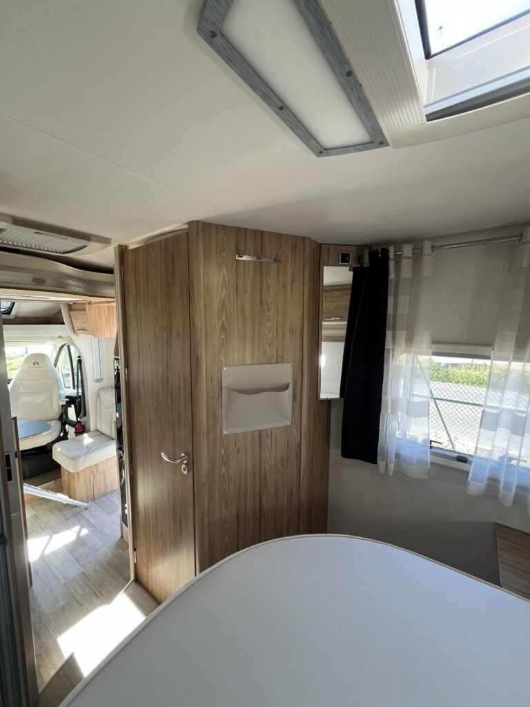 Bavaria T706 Cama Central e Basculante