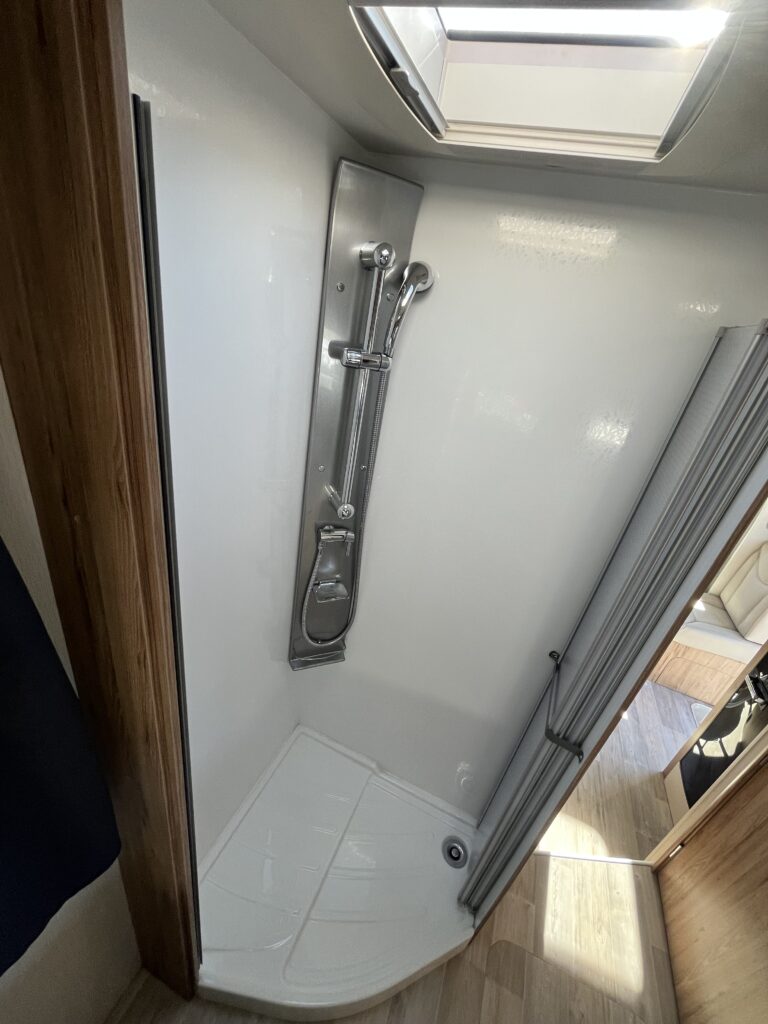 Bavaria T706 Cama Central e Basculante