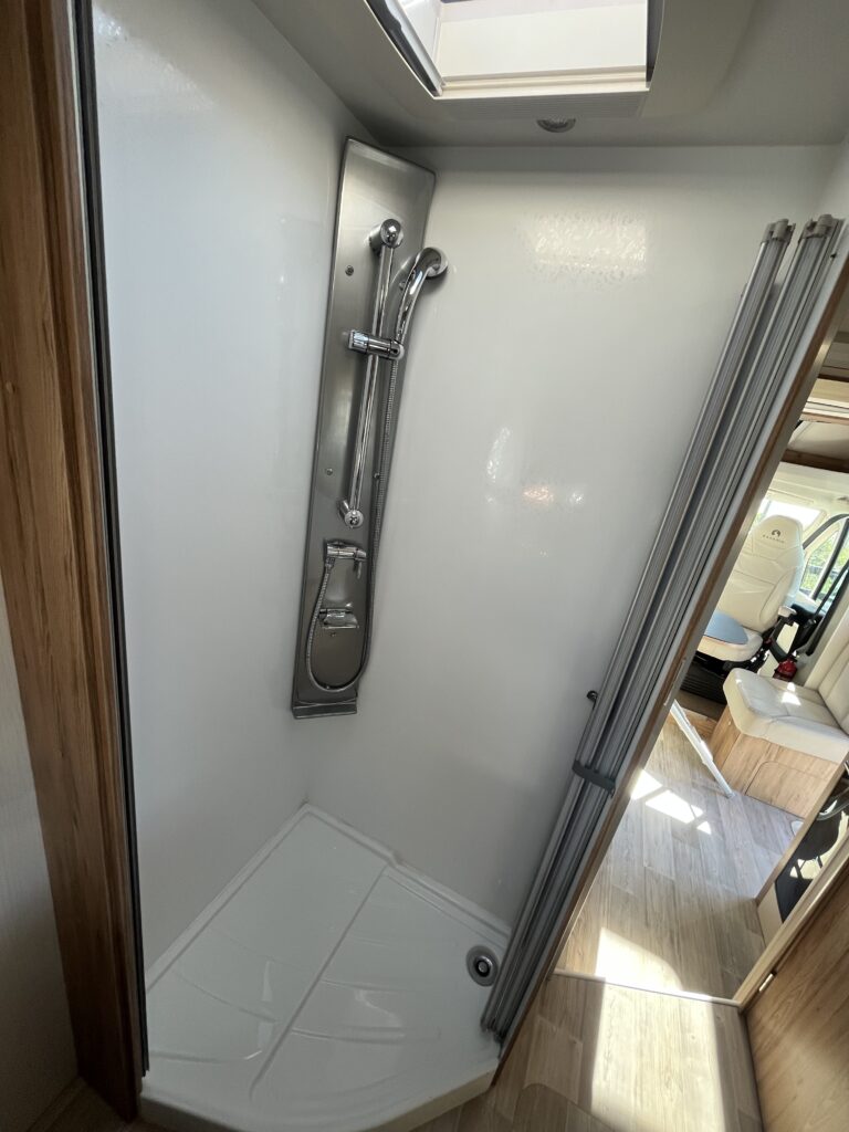 Bavaria T706 Cama Central e Basculante