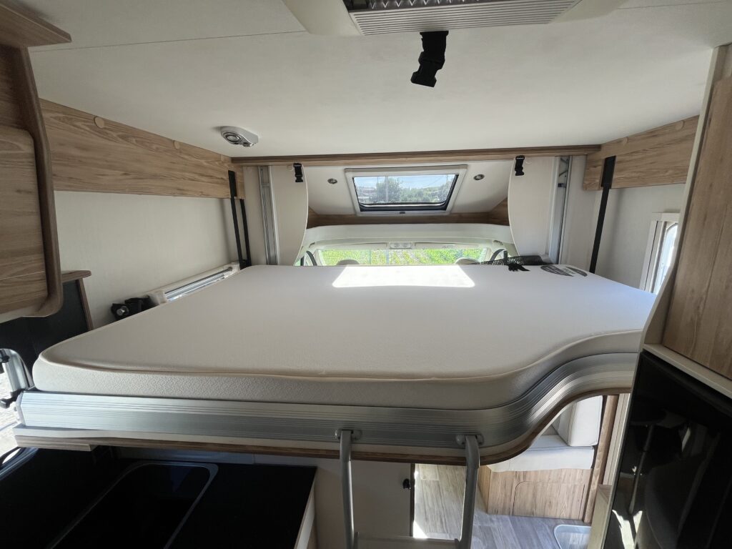Bavaria T706 Cama Central e Basculante