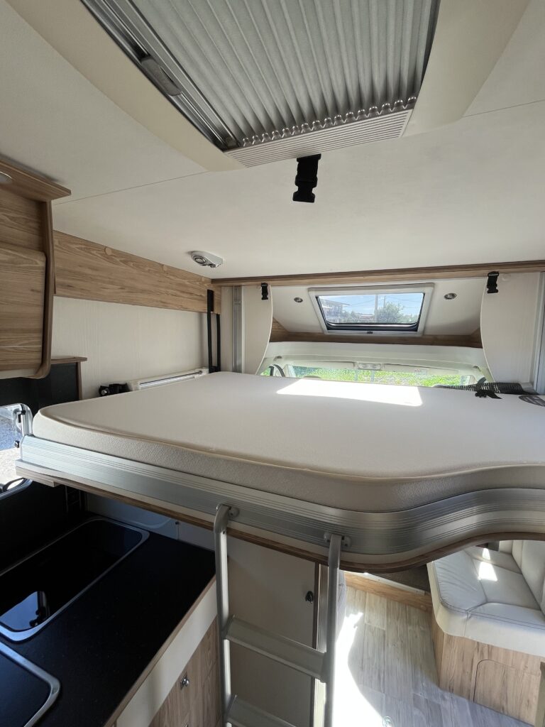 Bavaria T706 Cama Central e Basculante