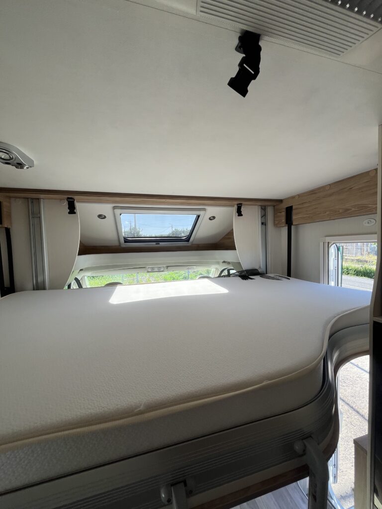Bavaria T706 Cama Central e Basculante
