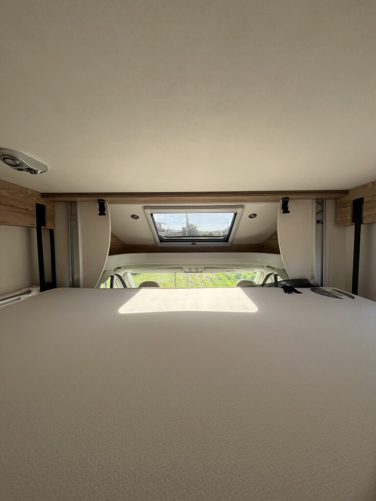 Bavaria T706 Cama Central e Basculante
