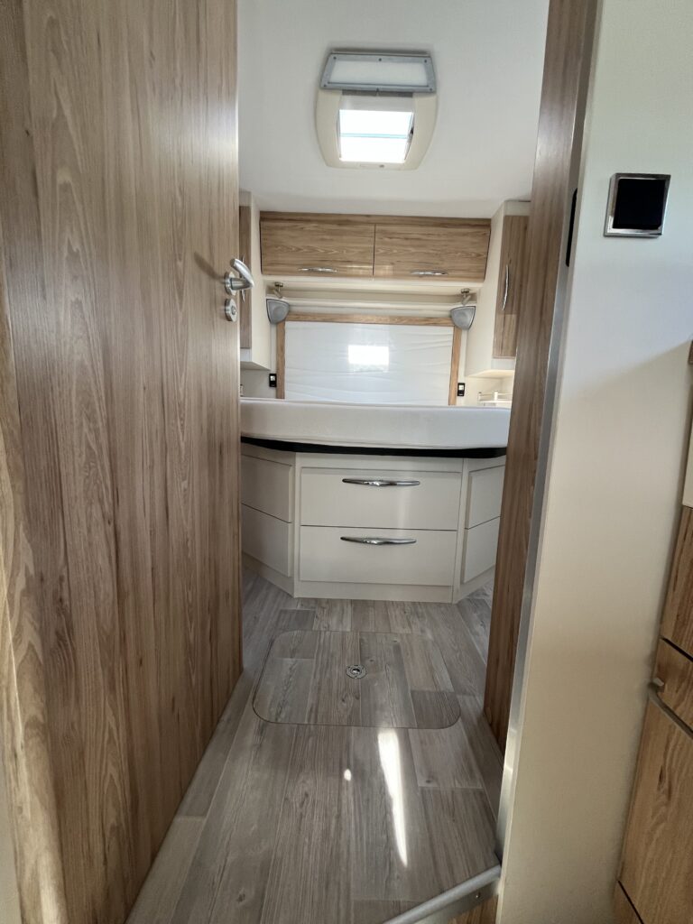 Bavaria T706 Cama Central e Basculante
