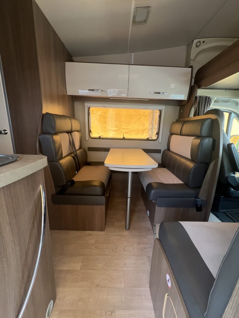 Challenger Capuccino 286C - 6 lugares lotação