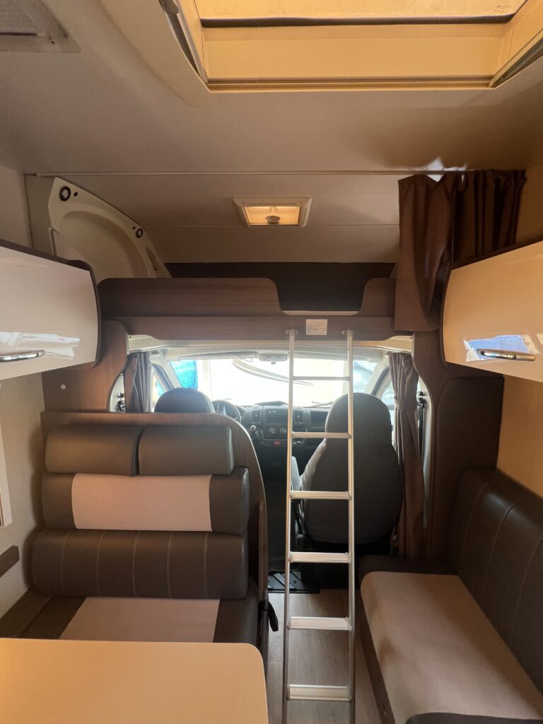 Challenger Capuccino 286C - 6 lugares lotação
