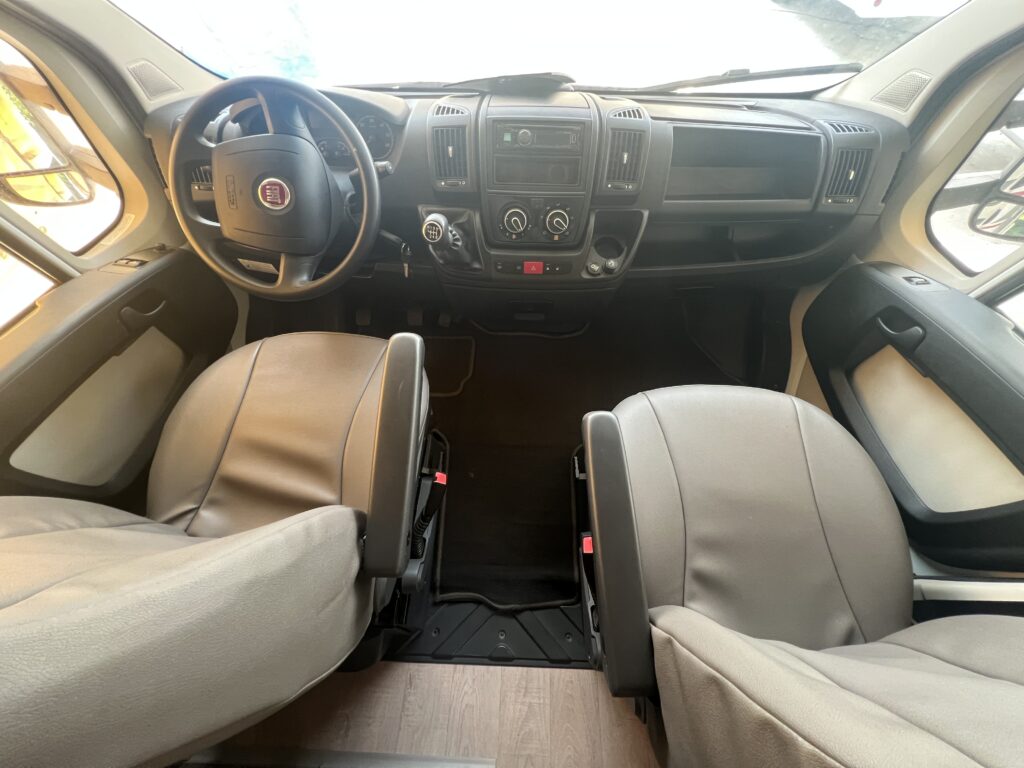 Challenger Capuccino 286C - 6 lugares lotação