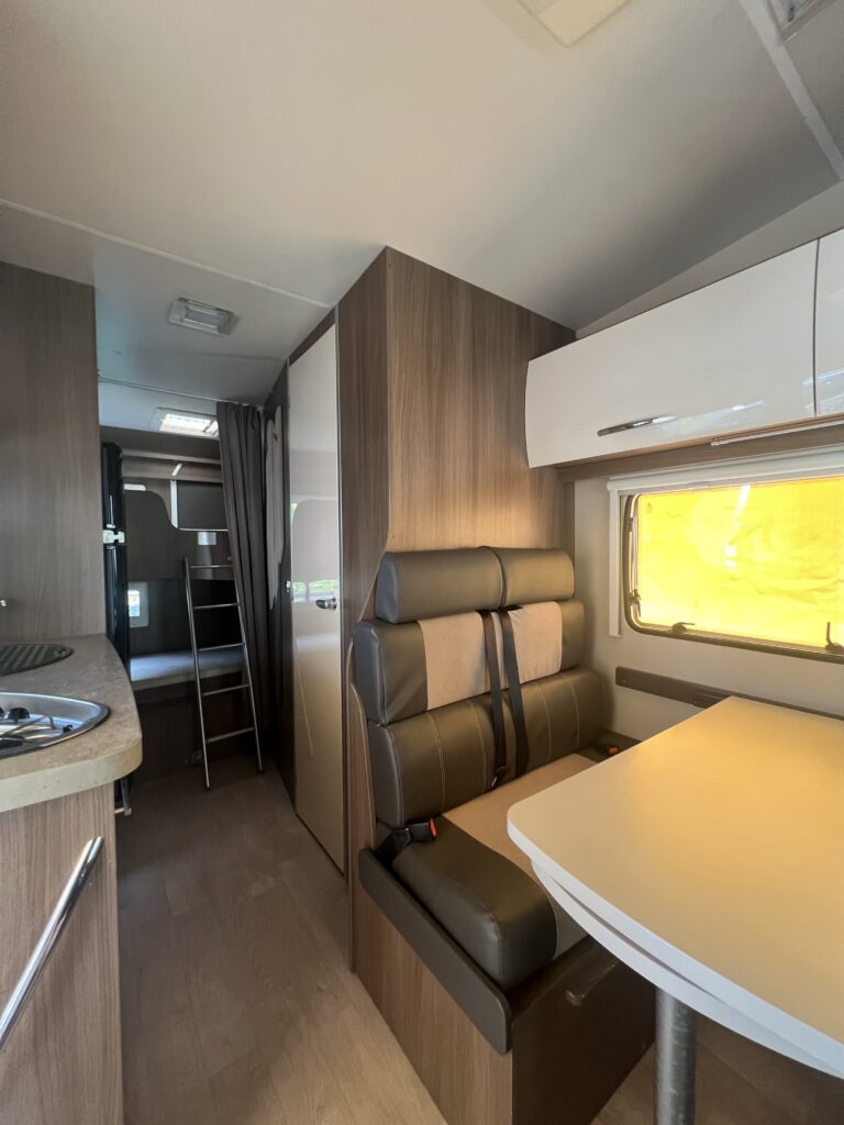 Challenger Capuccino 286C - 6 lugares lotação