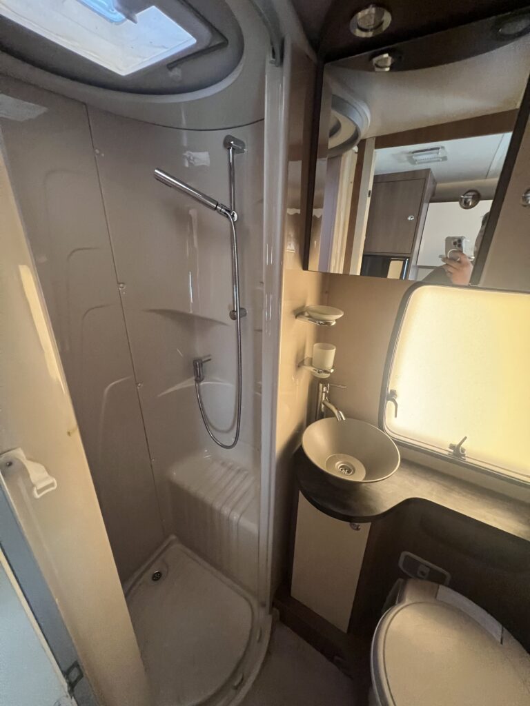 Challenger Capuccino 286C - 6 lugares lotação