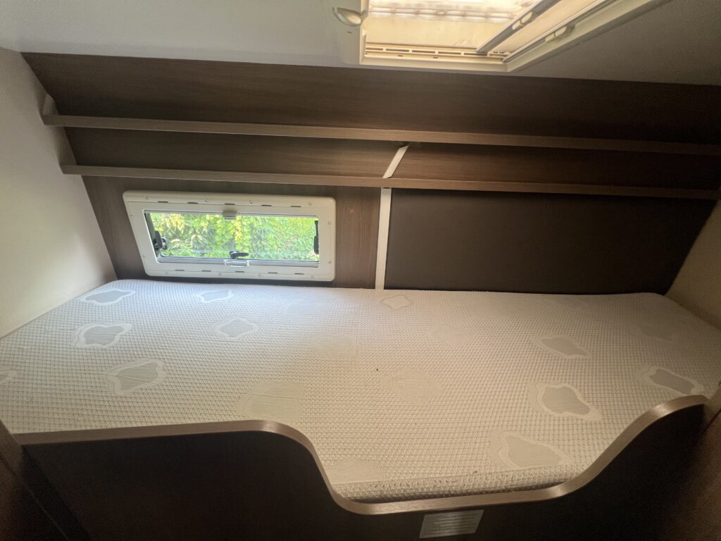 Challenger Capuccino 286C - 6 lugares lotação