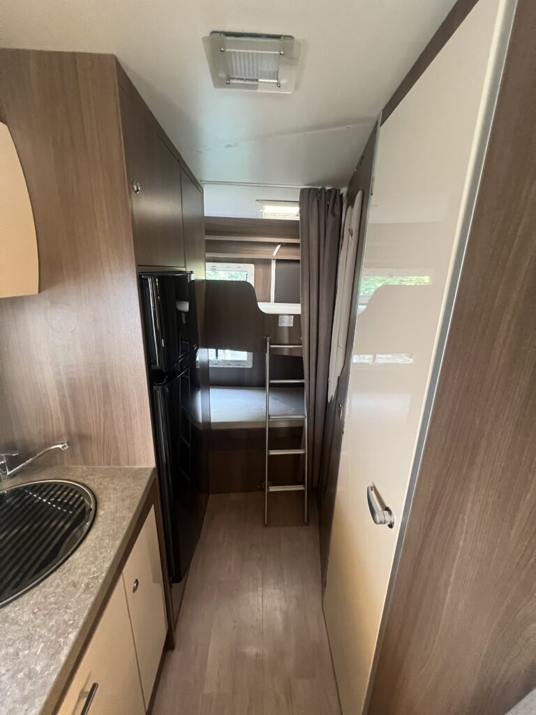 Challenger Capuccino 286C - 6 lugares lotação