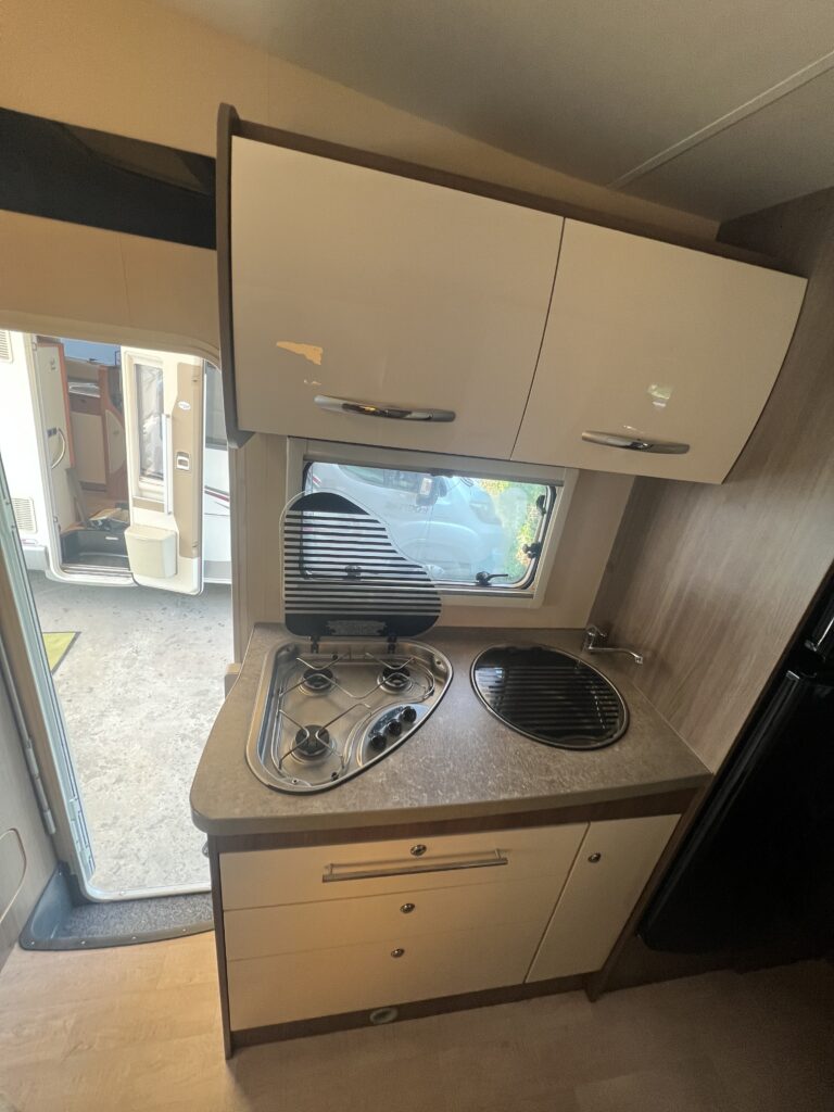 Challenger Capuccino 286C - 6 lugares lotação