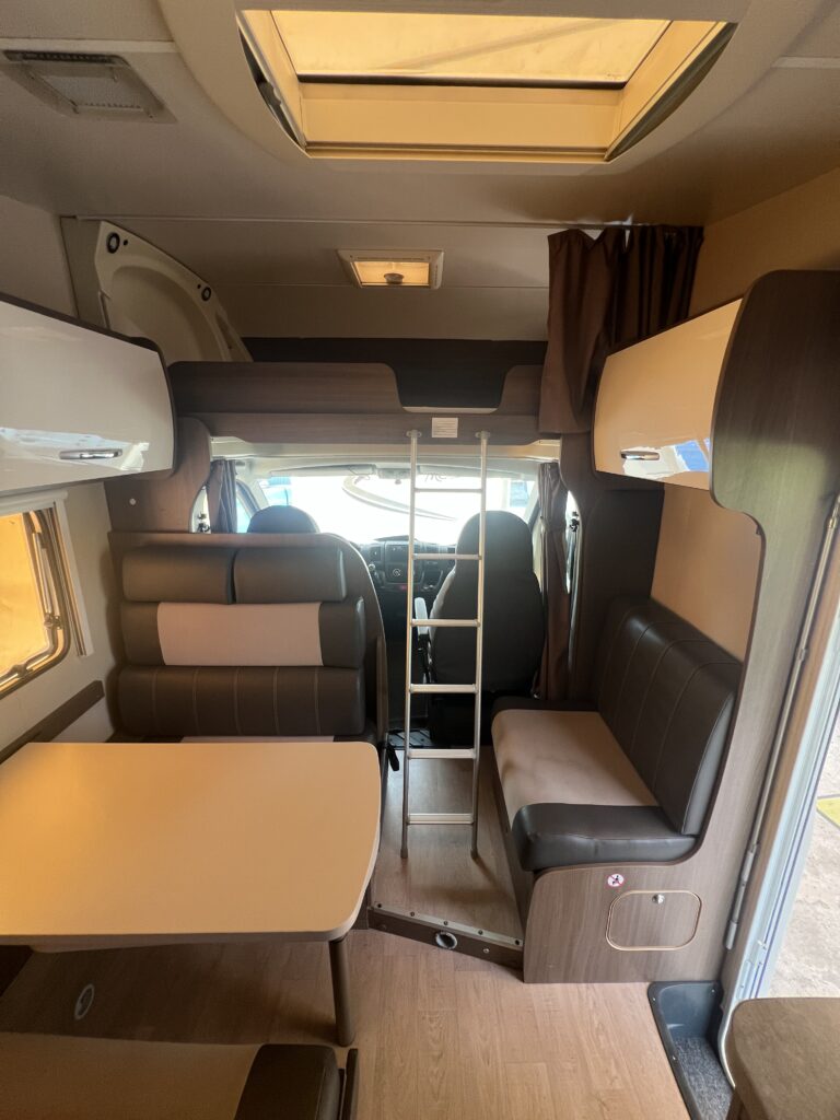 Challenger Capuccino 286C - 6 lugares lotação