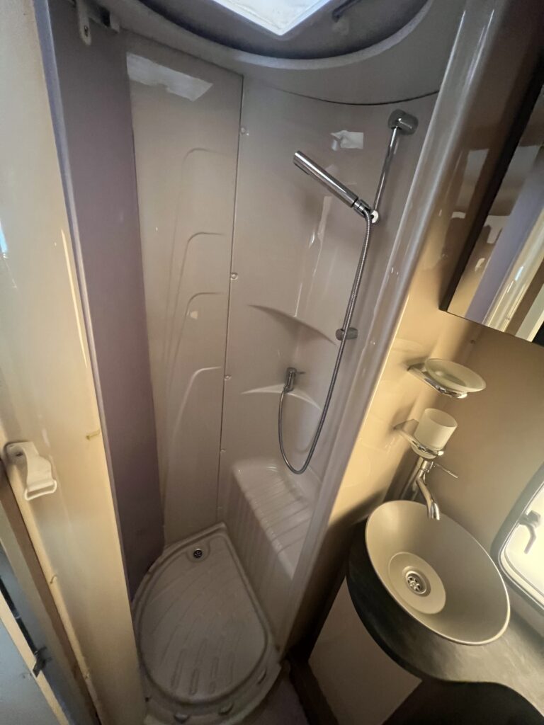 Challenger Capuccino 286C - 6 lugares lotação