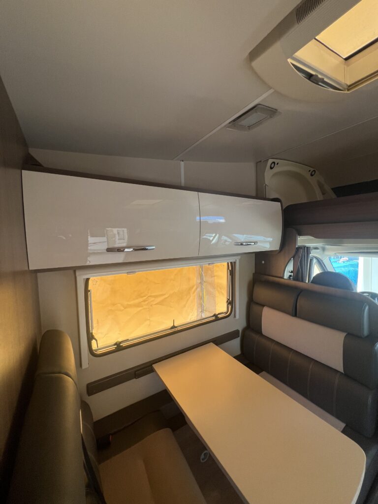 Challenger Capuccino 286C - 6 lugares lotação