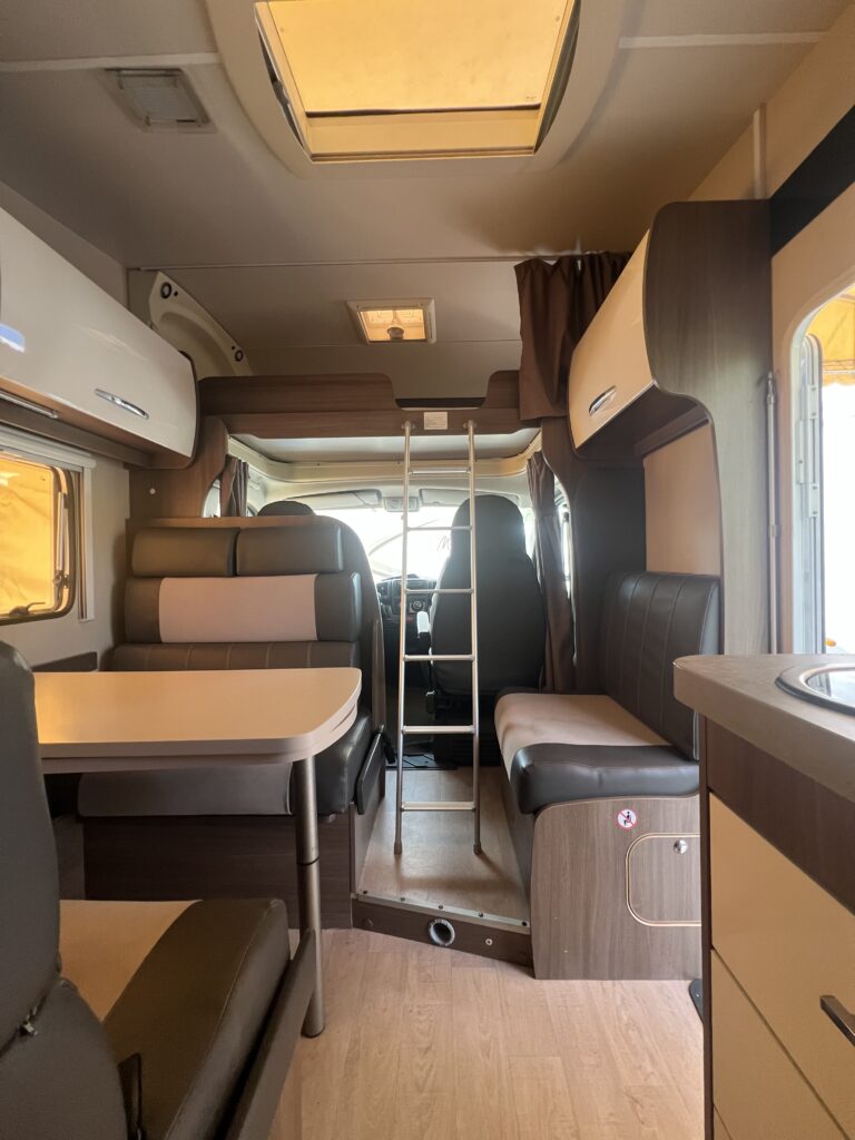 Challenger Capuccino 286C - 6 lugares lotação