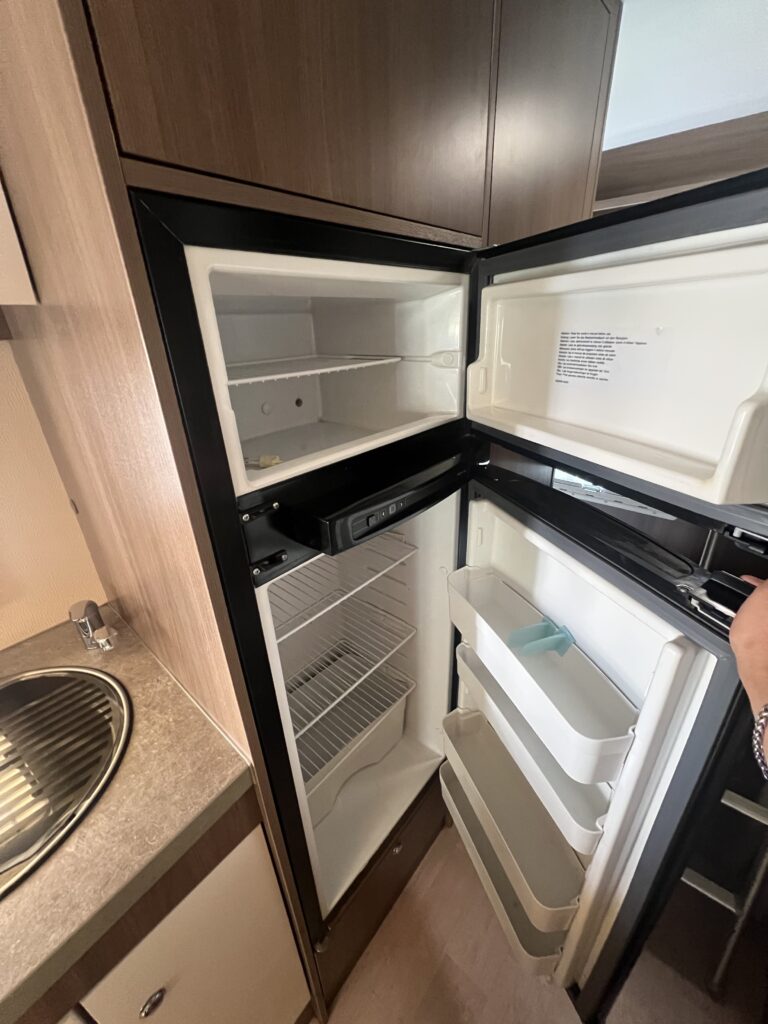 Challenger Capuccino 286C - 6 lugares lotação