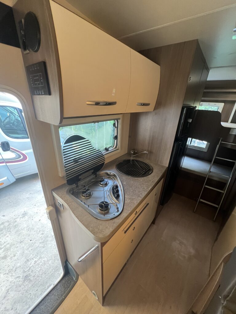 Challenger Capuccino 286C - 6 lugares lotação