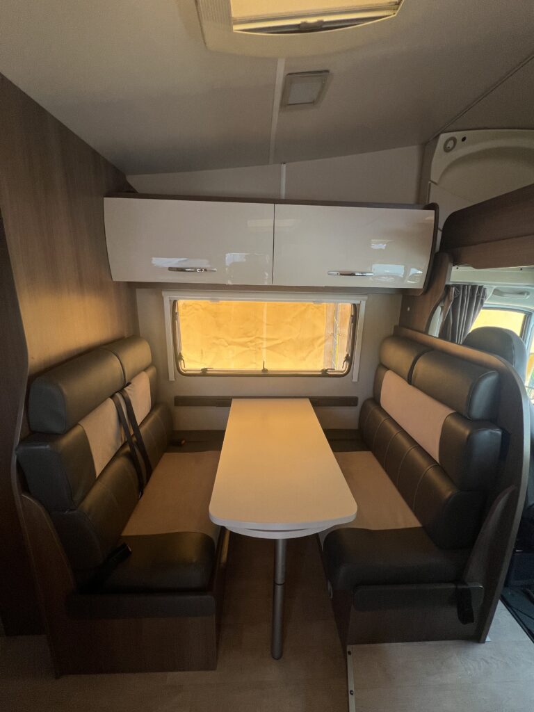 Challenger Capuccino 286C - 6 lugares lotação