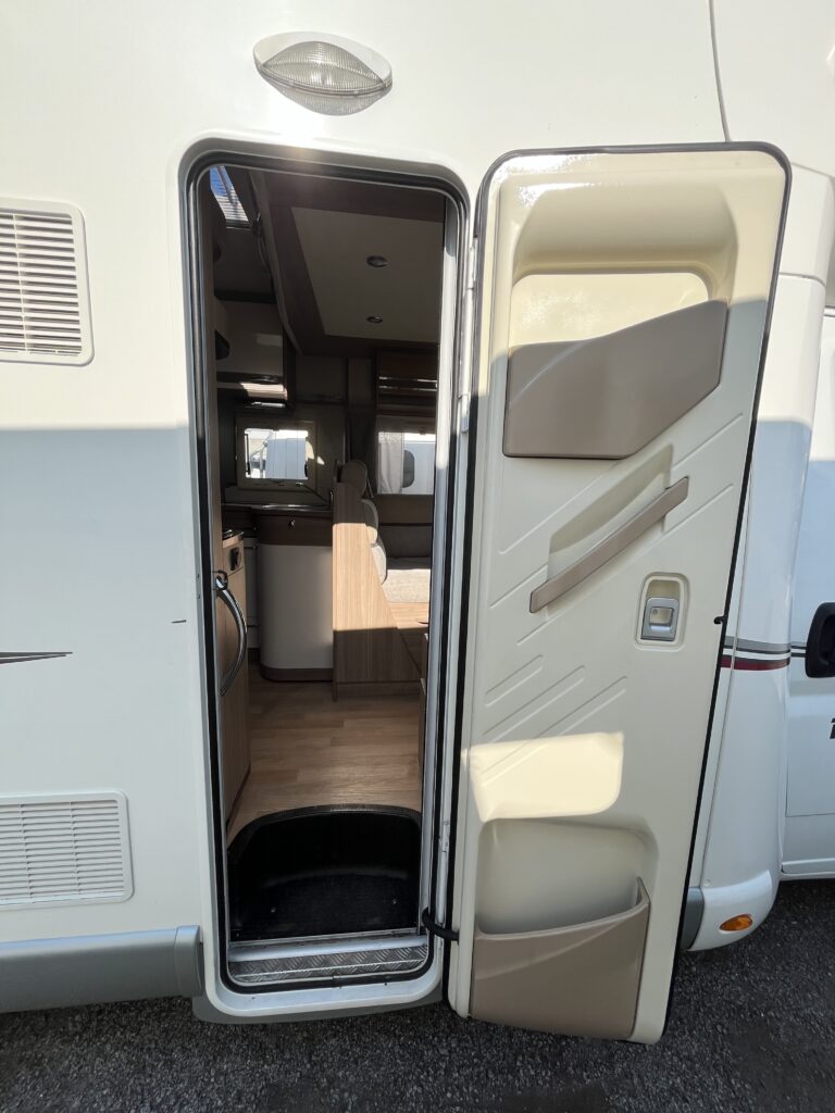 Rapido 650FF cama central e basculante