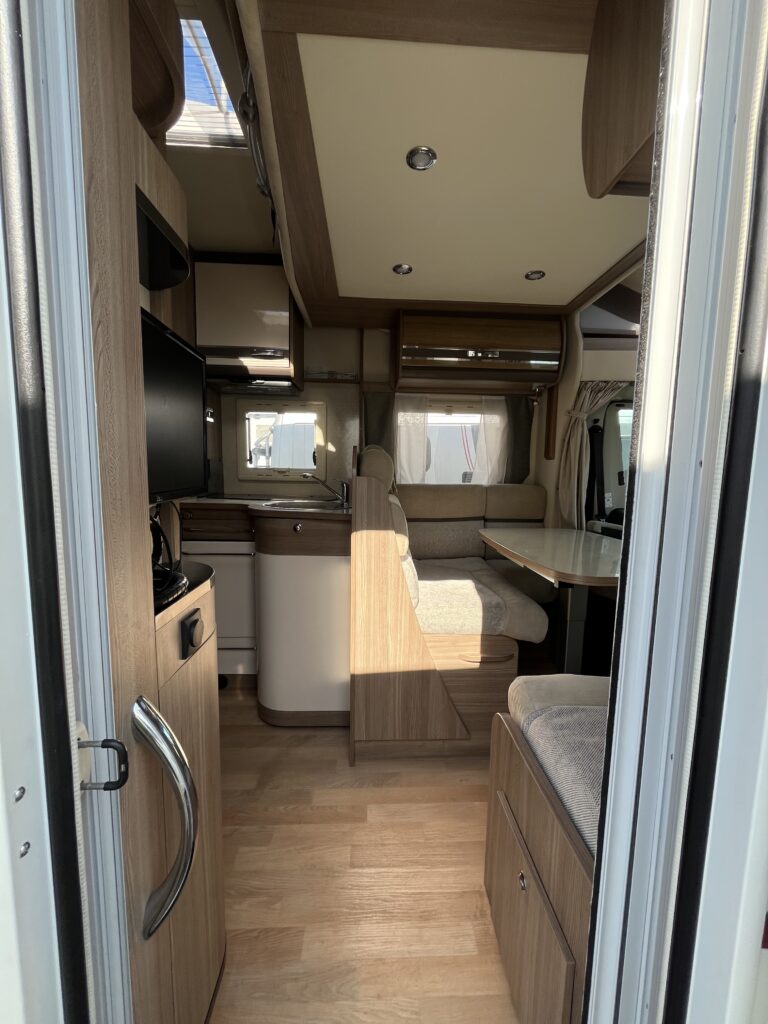Rapido 650FF cama central e basculante