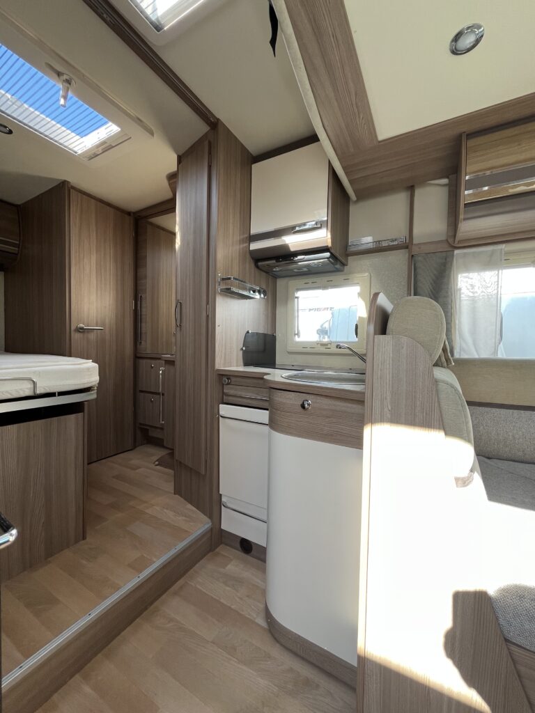 Rapido 650FF cama central e basculante