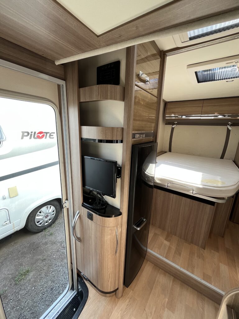 Rapido 650FF cama central e basculante