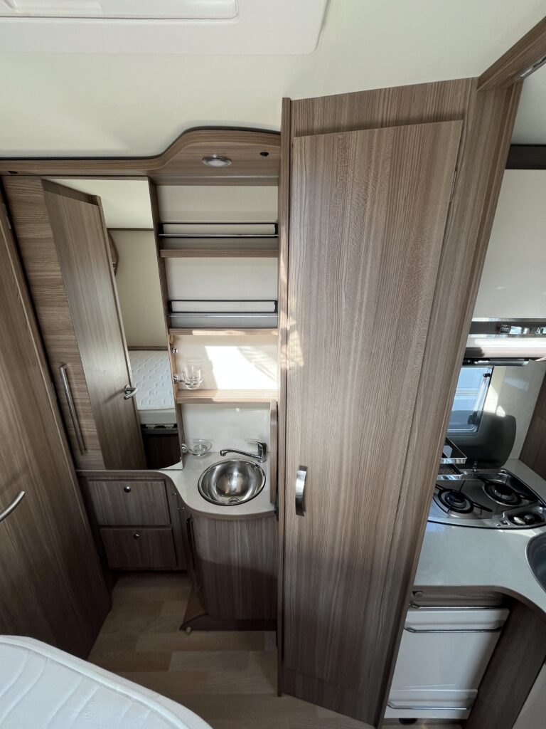 Rapido 650FF cama central e basculante