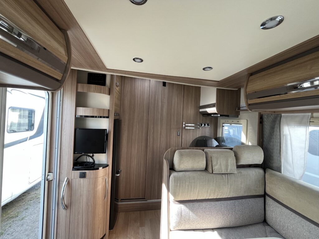 Rapido 650FF cama central e basculante