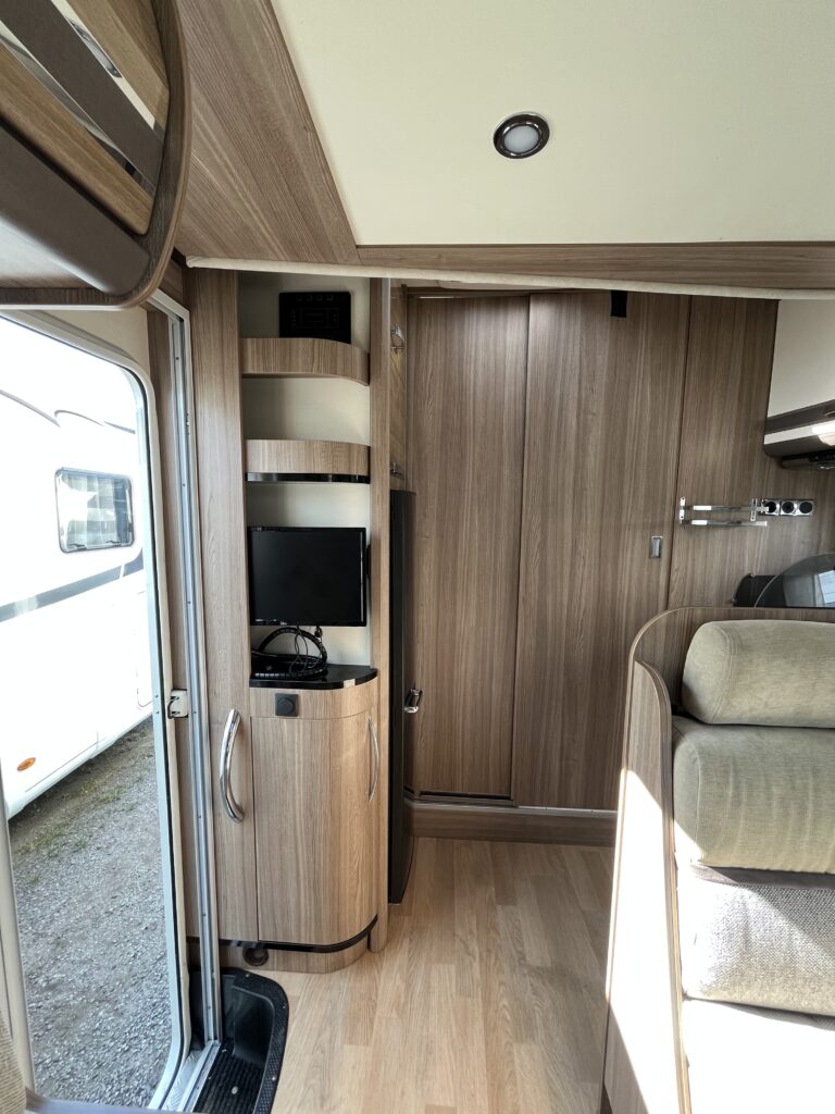 Rapido 650FF cama central e basculante